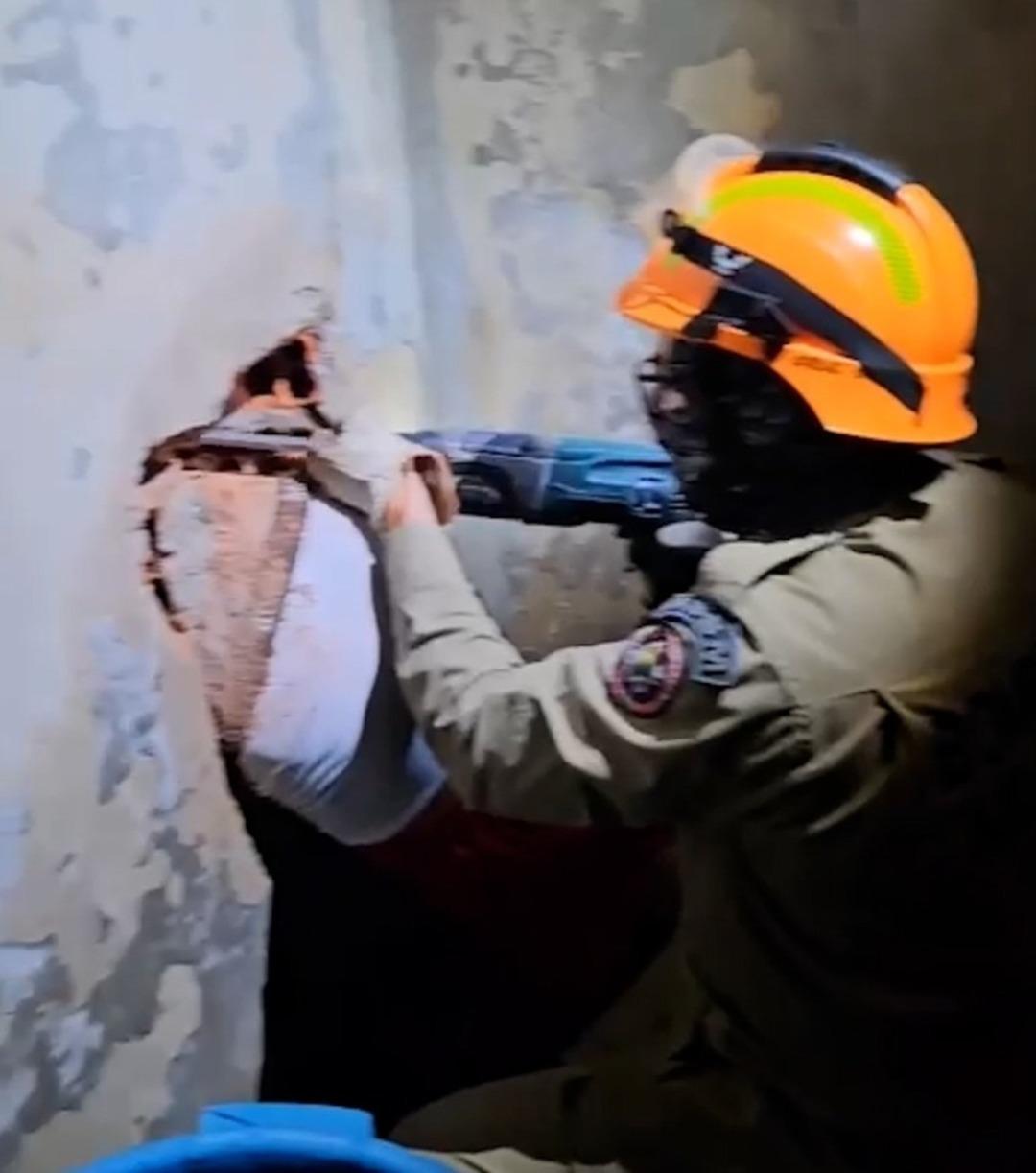 Hapishaneden firar etmek isteyen mahkum delikte sıkıştı! Şaşkına çeviren olay! O anlar kamerada...  3