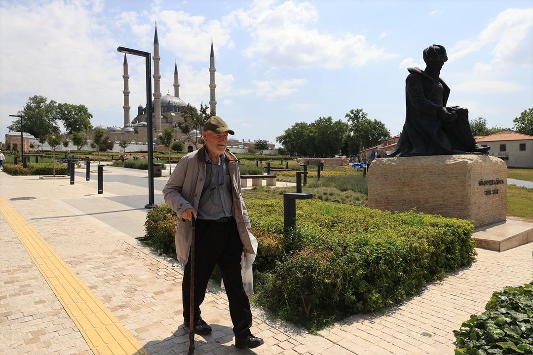 YKS nin en yaşlı adayı, "filozof hurdacı" 8. kez üniversite sınavına girdi! 81 yaşındaki "en yaşlı" aday: "Hedefimin peşinden koşacağım" 4