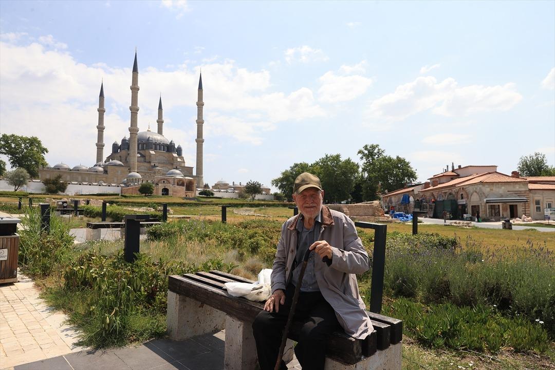 YKS nin en yaşlı adayı, "filozof hurdacı" 8. kez üniversite sınavına girdi! 81 yaşındaki "en yaşlı" aday: "Hedefimin peşinden koşacağım" 5