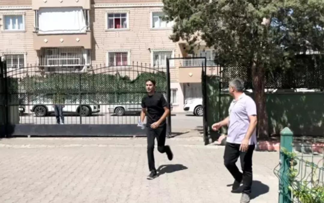 YKS de yine aynı manzara! Koşarak geldiler... Kimi hüngür hüngür ağladı, kiminin rahatlığı şaşırttı 3