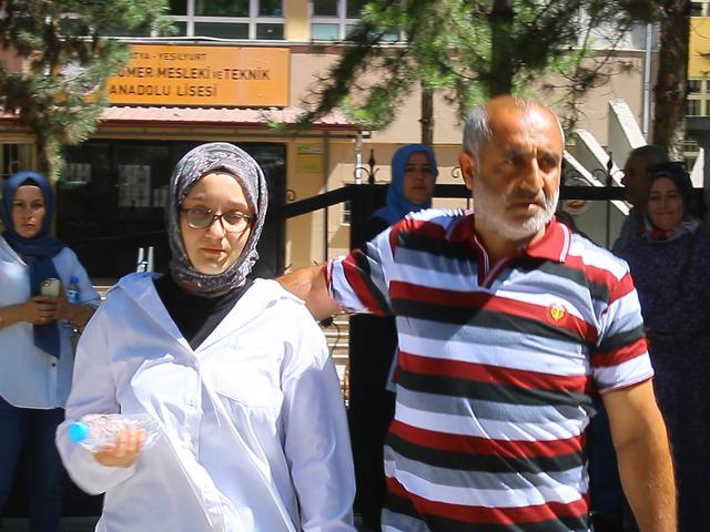 Sınava alınmayan öğrenciyi babası teselli etti