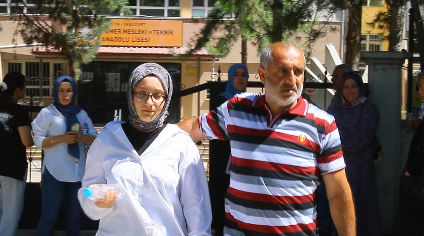 Sınava alınmayan öğrenciyi babası teselli etti