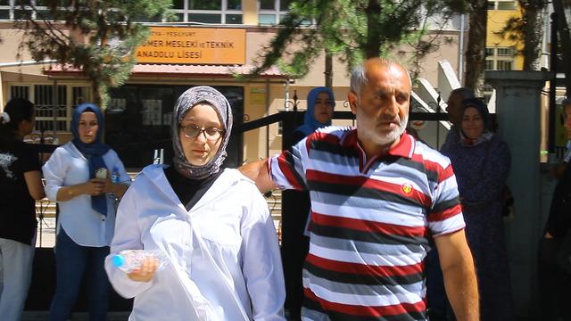 Sınava alınmayan öğrenciyi babası teselli etti
