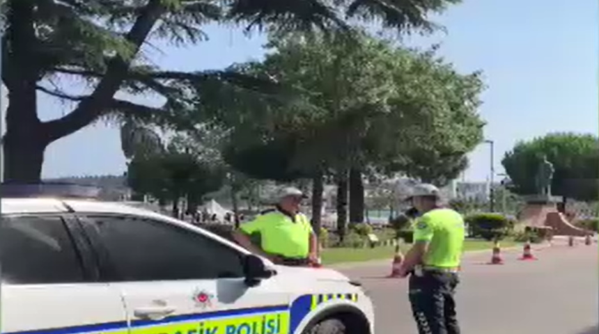 Çanakkale'de sınava geç kalan öğrencileri polisler yetiştirdi