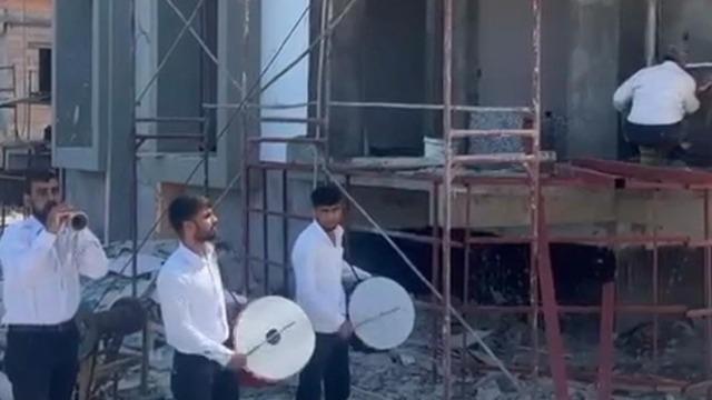 Müteahhitten inşaat işçilerine davul zurnalı sürpriz