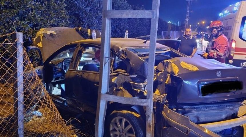 Dörtyol’da elektrik direğine çarpan otomobilin sürücüsü yaralandı