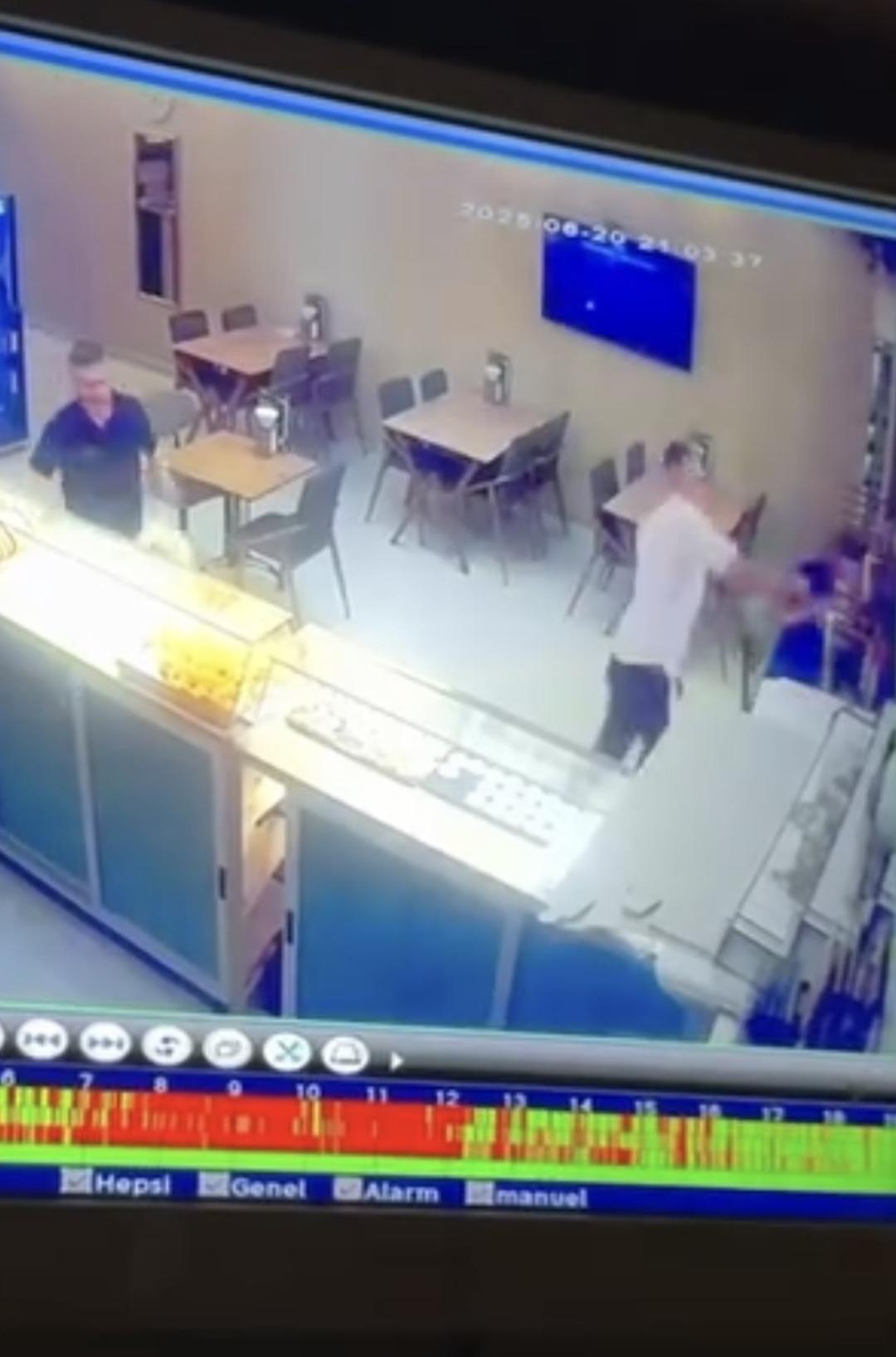 1200xauto Pastanede dehşet anları: Tartıştığı kişiyi bıçakladı! 18 yıl önce de komşusunu öldürmüş!