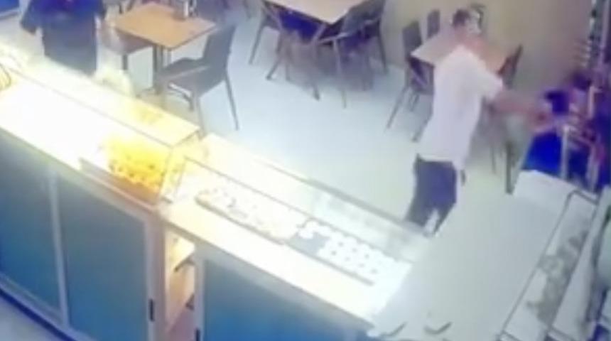 Pastanede tartıştığı kişiyi bıçakladı; 18 yıl önce de komşusunu öldürmüş
