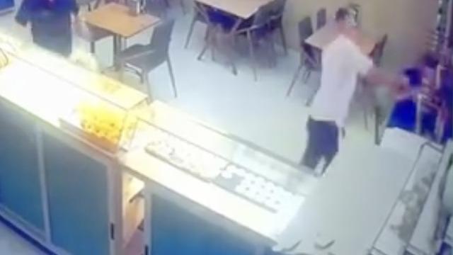 Pastanede tartıştığı kişiyi bıçakladı; 18 yıl önce de komşusunu öldürmüş