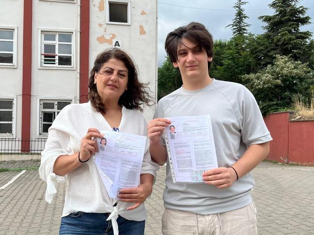 Anne oğul aynı okulda sınava girdiler