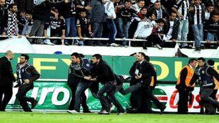 Sahaya inmemiş, tribünden düşmüşler!
