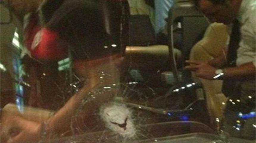 Galatasaray'ın otob&uuml;s&uuml;ne taşlı saldırı