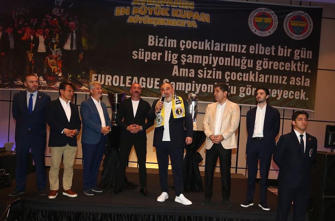 Fenerbahçe taraftarını kızdıran pankart! Taraftarlardan tepki yağdı... 1