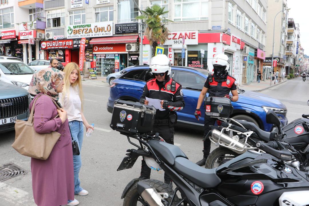 YKS de  19 Mayıs  karışıklığı... Yanlış okula gittiler: 112 den yardım istediler! Polis ekipleri seferber oldu: "Abi lütfen beni de alın, beni sınava yetiştirin"  3