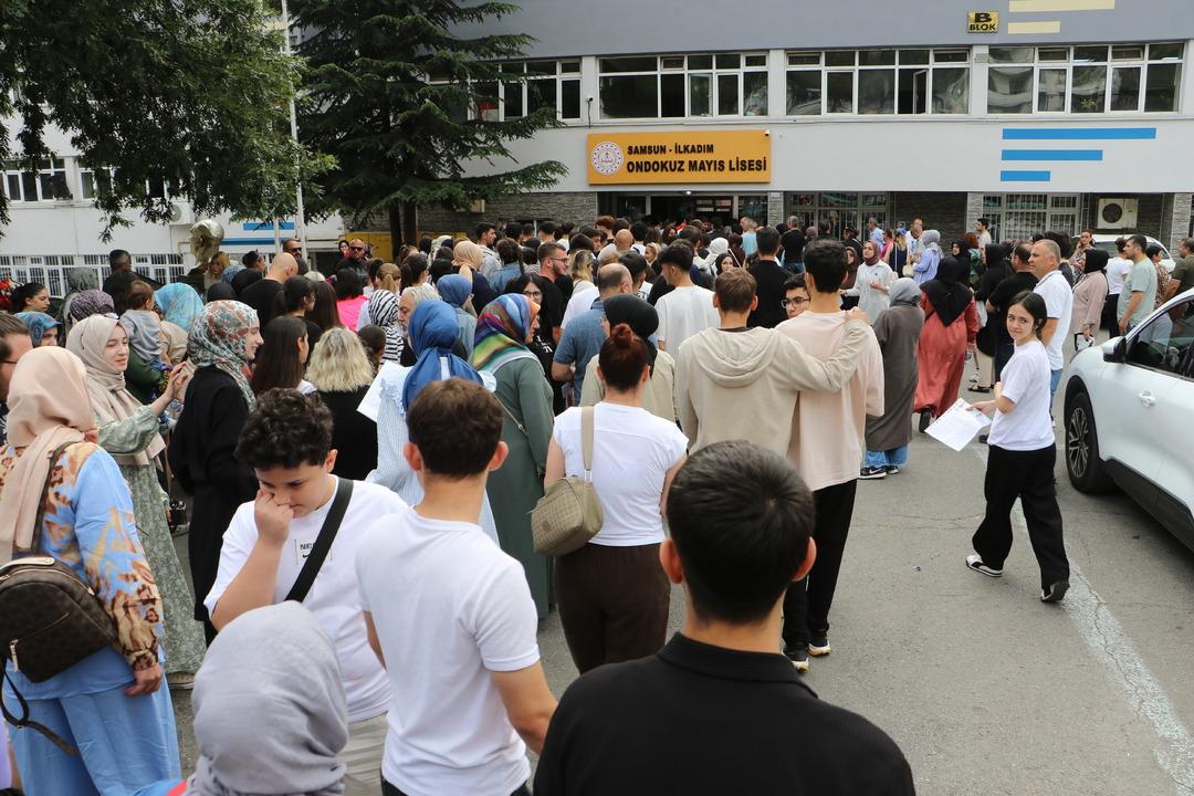 YKS de  19 Mayıs  karışıklığı... Yanlış okula gittiler: 112 den yardım istediler! Polis ekipleri seferber oldu: "Abi lütfen beni de alın, beni sınava yetiştirin"  6