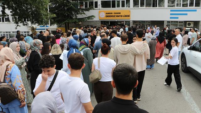 YKS'de '19 Mayıs' karışıklığı... Yanlış okula gittiler: 112'den yardım istediler! Polis ekipleri seferber oldu: Abi lütfen beni de alın, beni sınava yetiştirin 