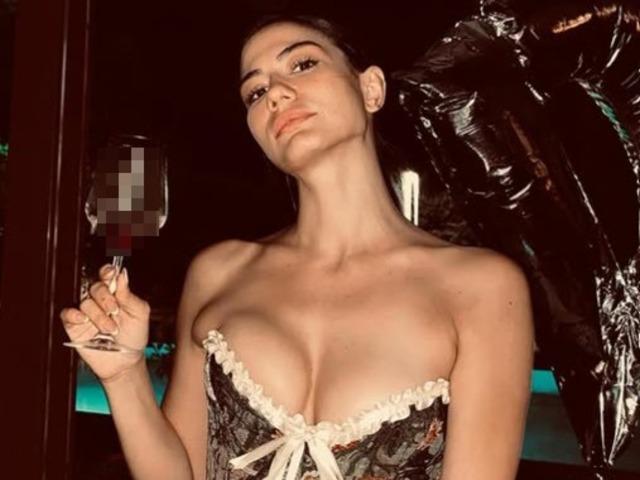 Nikah şahidi oldu! İddialı tarzı çok beğenildi