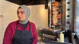 Herkes onu görmek için dükkanına akın ediyor! Milyonlarca kez izlendi, kapısında kuyruklar oluştu