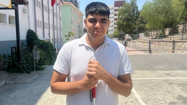 Görme engelli Enes, mezun olduğu okulda öğretmen olmak istiyor