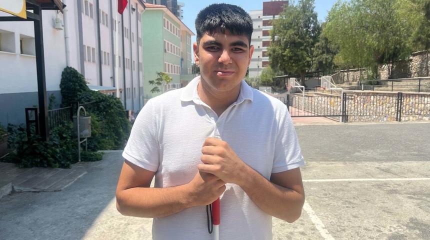 Görme engelli Enes, mezun olduğu okulda öğretmen olmak istiyor