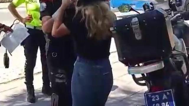 Elazığ’da sınava geç kalan öğrencilerin yardımına polis yetişti