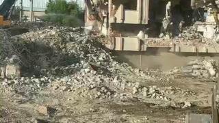 Elazığ’da ağır hasarlı bina tek dokunuşla yıkıldı