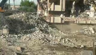 Elazığ’da ağır hasarlı bina tek dokunuşla yıkıldı