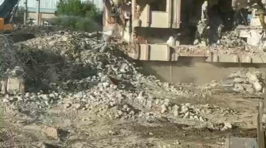Elazığ’da ağır hasarlı bina tek dokunuşla yıkıldı