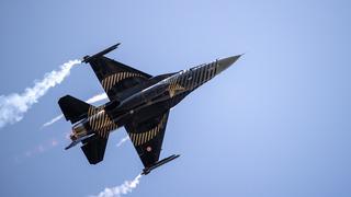 SOLOTÜRK Adapazarı'nın düşman işgalinden kurtuluşunun 104. yılında gösteri uçuşu yaptı