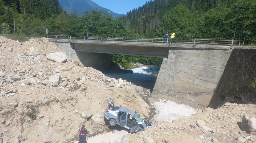 Rize'de otomobil dere yatağına devrildi! 5 kişi yaralandı