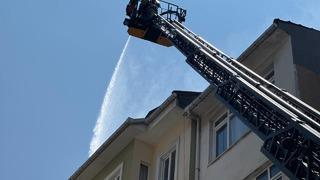 Kadıköy'de 5 katlı binanın çatısında çıkan yangın söndürüldü