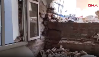 İzmir'de tünel çalışması sırasında bir evin duvarı yıkıldı