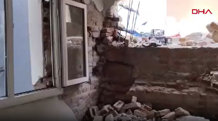 İzmir'de tünel çalışması sırasında bir evin duvarı yıkıldı