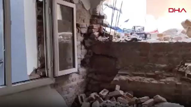 İzmir'de tünel çalışması sırasında bir evin duvarı yıkıldı