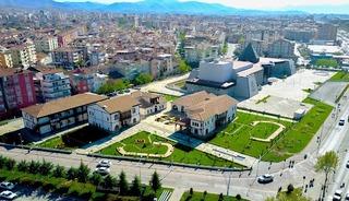 Malatya'da otomobil bariyerlere çarparak takla attı: 1 ölü, 2 yaralı