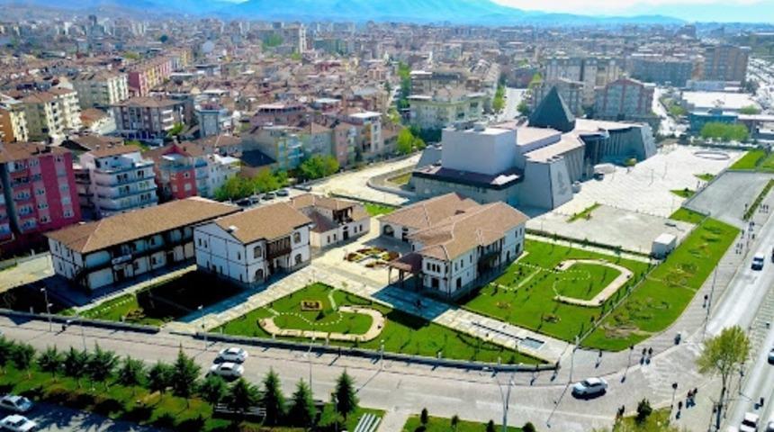 Malatya'da otomobil bariyerlere çarparak takla attı: 1 ölü, 2 yaralı