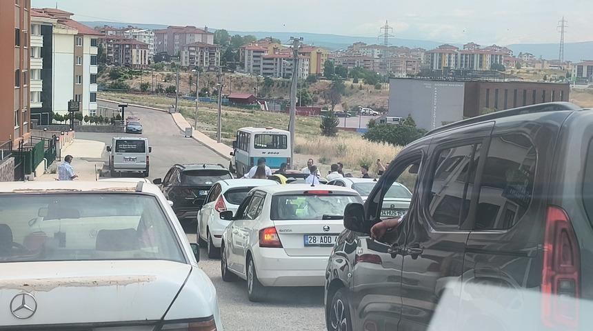 Hem trafiği tehlikeye attılar hem de sınavdaki adayların dikkatini dağıttılar