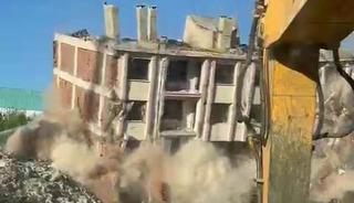 Elazığ’da ağır hasarlı bina tek dokunuşla yıkıldı
