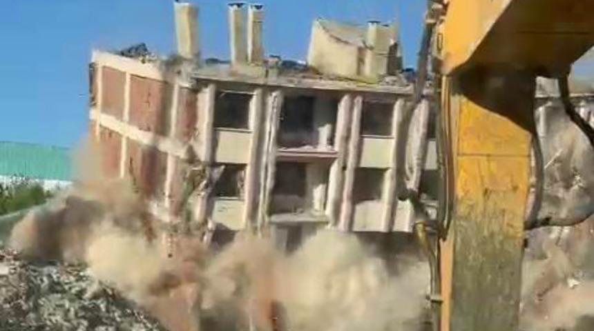 Elazığ’da ağır hasarlı bina tek dokunuşla yıkıldı
