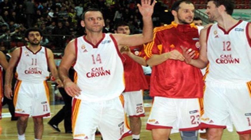 Aslan'dan 15 sayı fark: 62-77