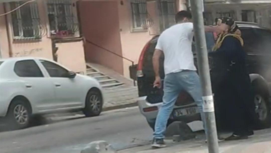 Evlat zulmü! Annesine dakikalarca kabusu yaşattı... Çevredekiler seyretmekle yetindi 1
