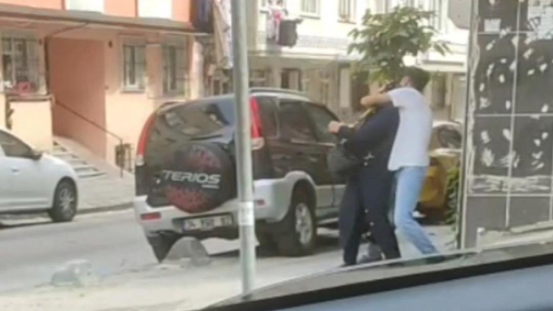 Evlat zulmü! Annesine dakikalarca kabusu yaşattı... Çevredekiler seyretmekle yetindi 2