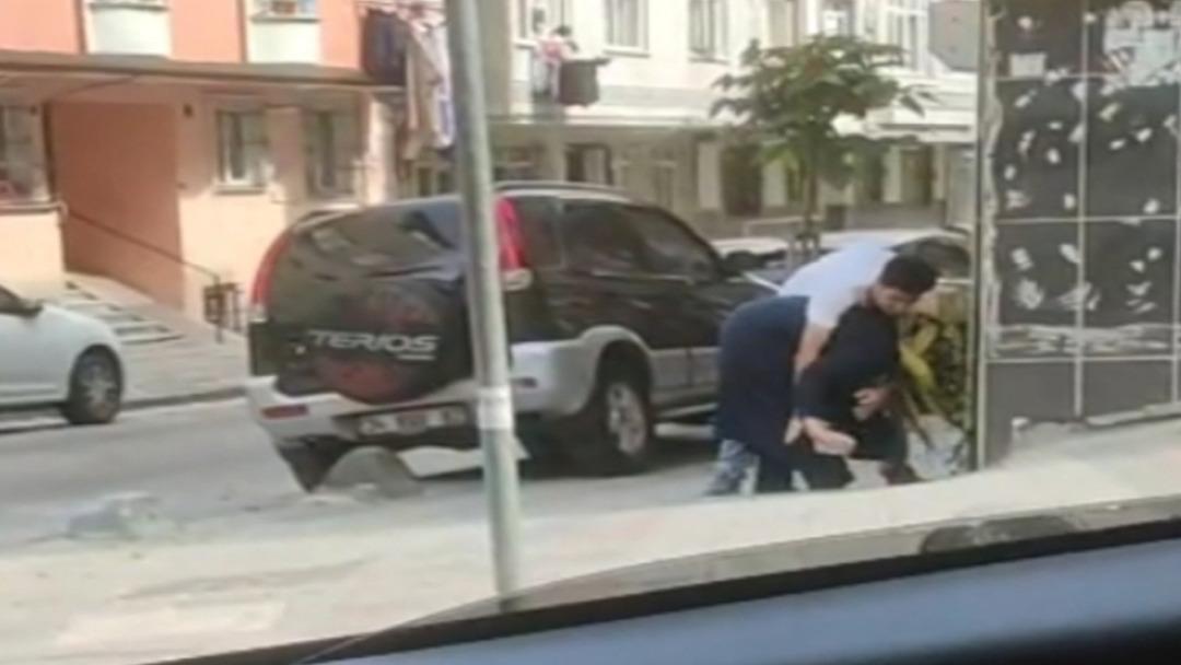 Evlat zulmü! Annesine dakikalarca kabusu yaşattı... Çevredekiler seyretmekle yetindi 3