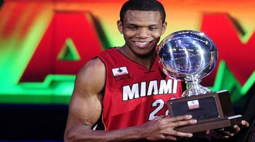3 sayıda Jones, sma&ccedil;ta Griffin (Video)