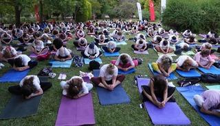 Denizli'de 300 kadın aynı anda yoga yaptı