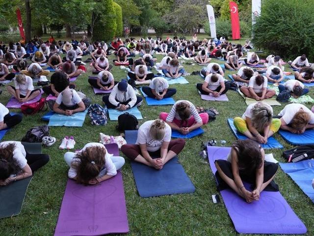 Denizli'de 300 kadın aynı anda yoga yaptı