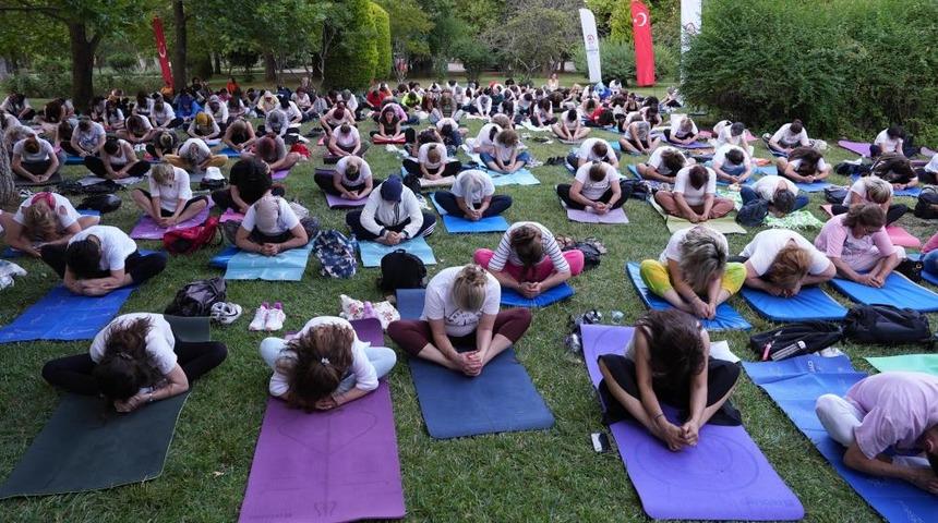 Dünya Yoga Günü'nde Denizli'de 300 kadın aynı anda yoga yaptı