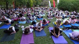 Dünya Yoga Günü'nde Denizli'de 300 kadın aynı anda yoga yaptı