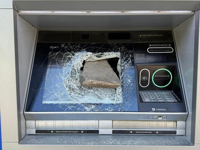 ATM'ye öfkesi dinmedi! Bir ayda üç kere parçaladı