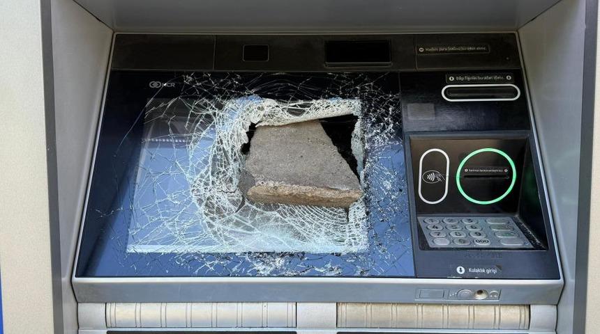 ATM'ye öfkesi dinmedi! Bir ayda üç kere parçaladı, yetkililer harekete geçti